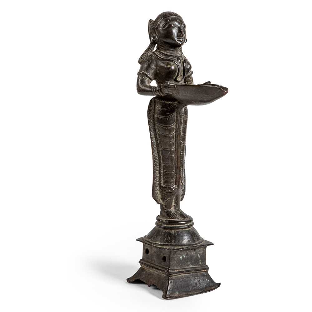 BRONZE OIL LAMP IN THE FORM OF 2ccef5
