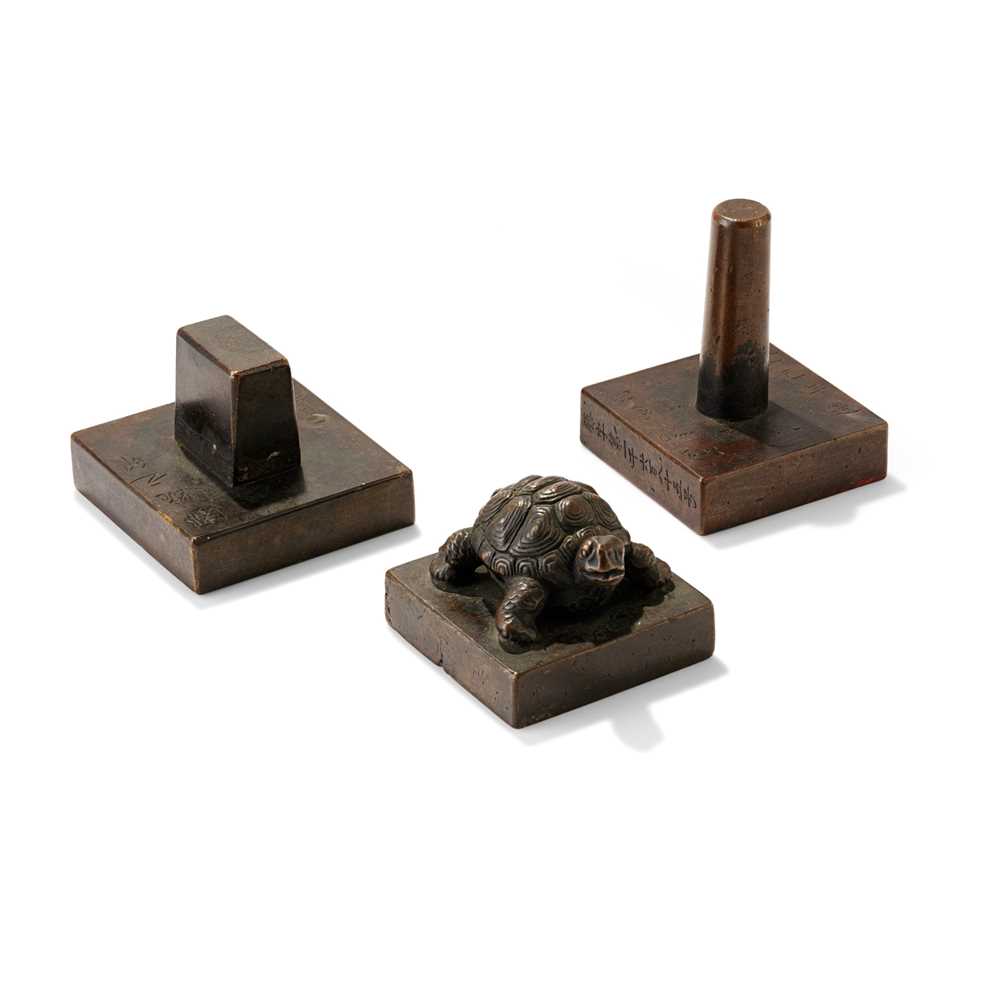 GROUP OF THREE BRONZE SQUARE SEALS 2cd2aa