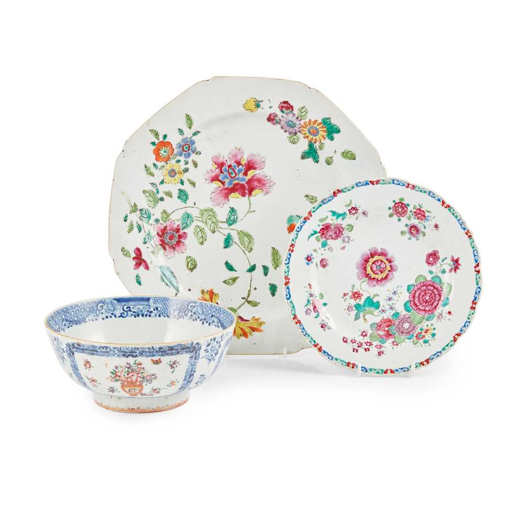 GROUP OF THREE FAMILLE ROSE WARES
QING