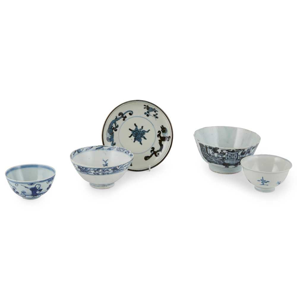 GROUP OF FIVE BLUE AND WHITE WARES
QING