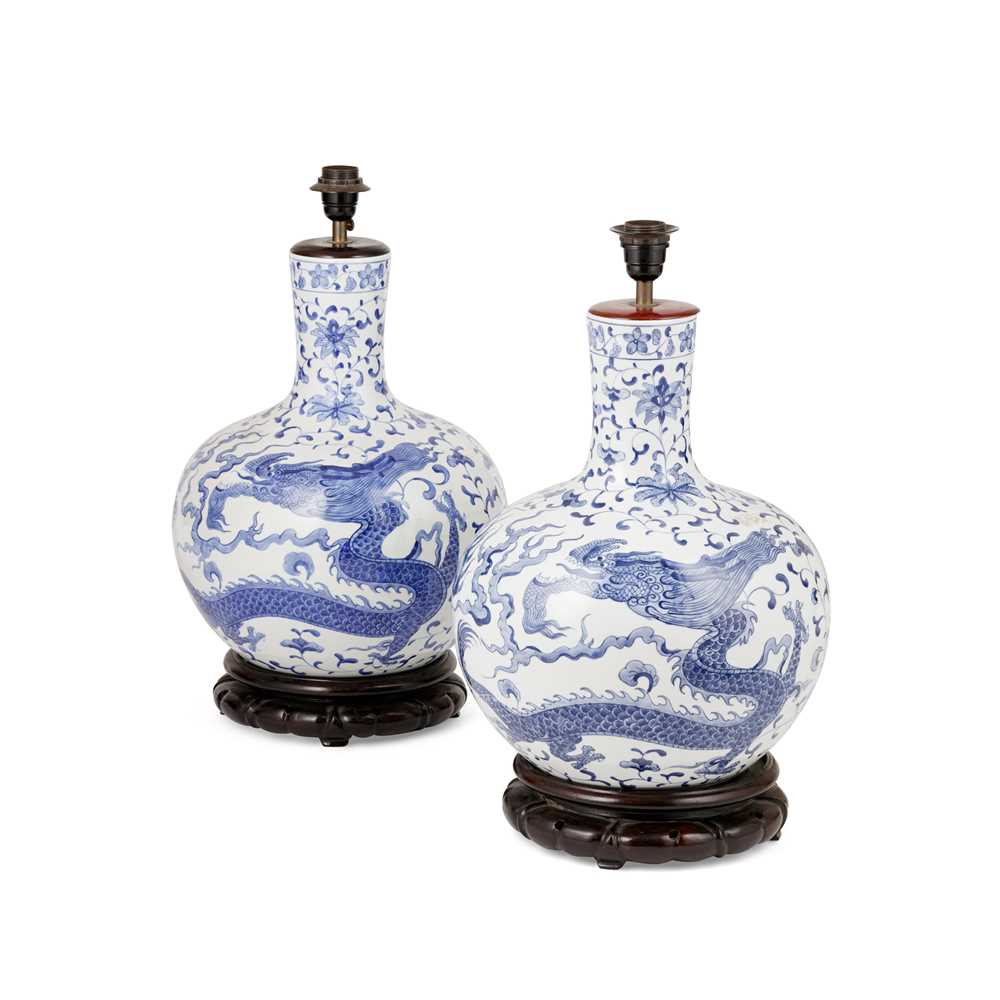 PAIR OF LARGE CHINESE BLUE AND 2cd58e