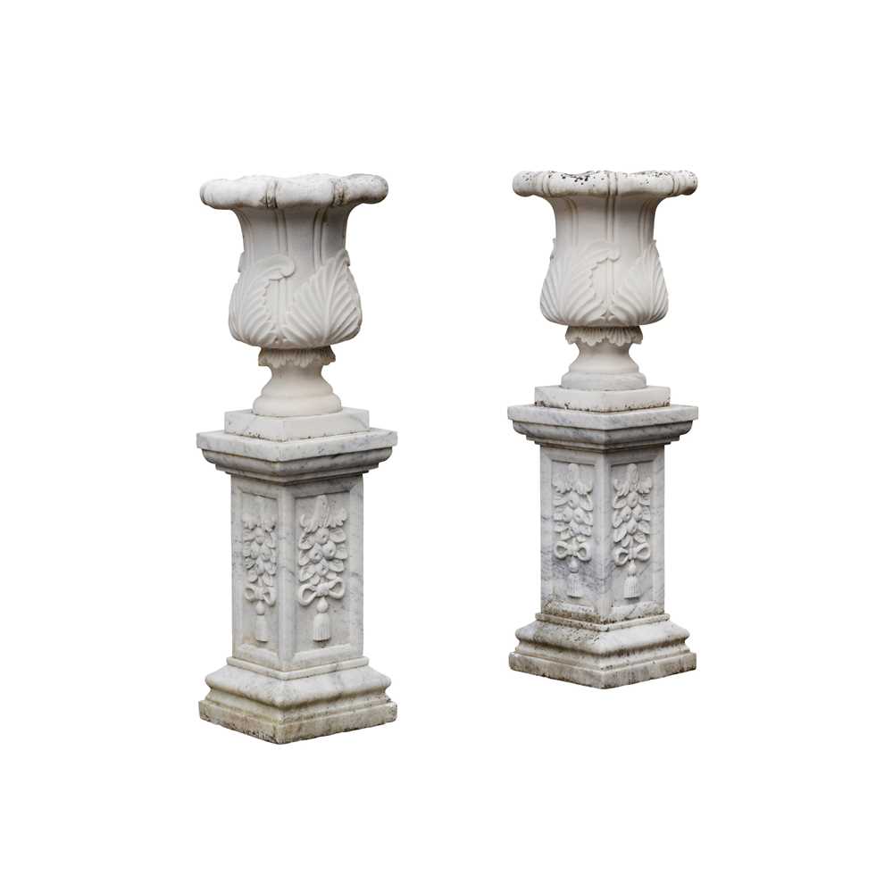 PAIR OF WHITE MARBLE URNS AND STANDS MODERN 2cd5cf