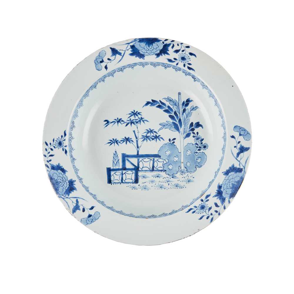 BLUE AND WHITE BASIN
QING DYNASTY,