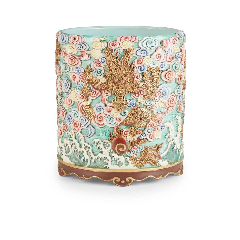 TURQUOISE GROUND FAMILLE ROSE DRAGON  2cb678
