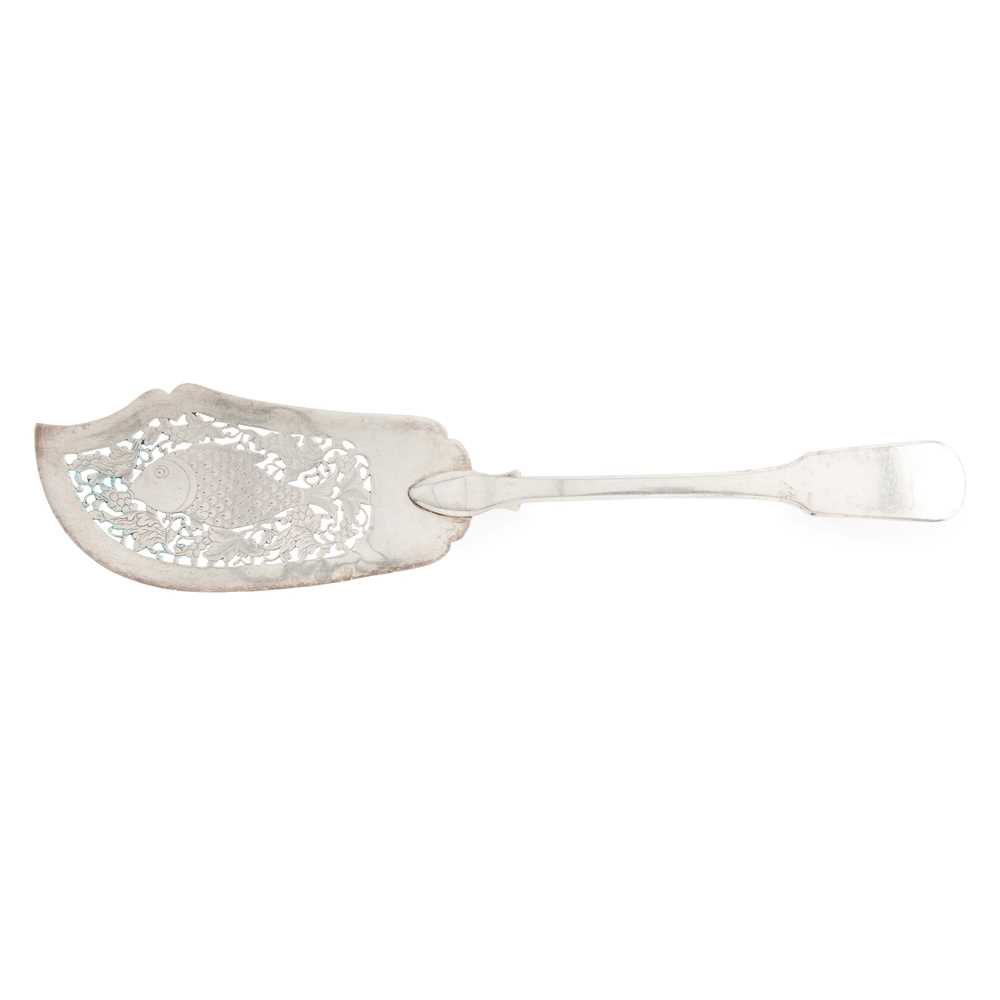 A CHINESE EXPORT FISH SLICE with 2cb79f