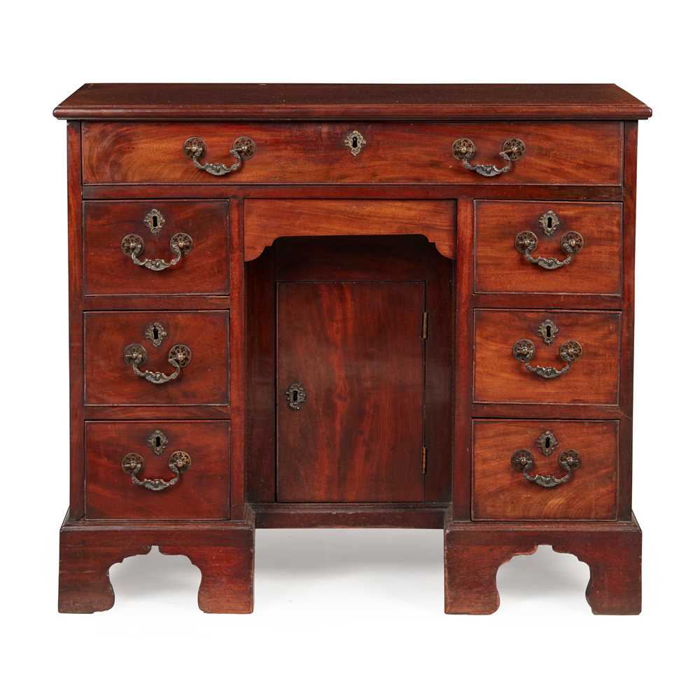 GEORGE III MAHOGANY KNEEHOLE DRESSING