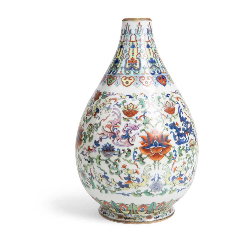 DOUCAI PHOENIX AND FLOWER VASE
19TH-20TH