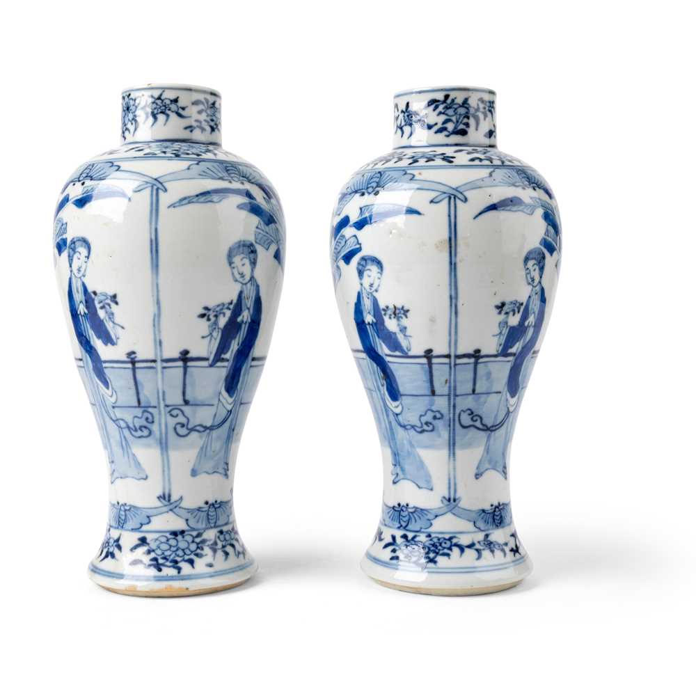 PAIR OF BLUE AND WHITE LADY BALUSTER 2cbe9e