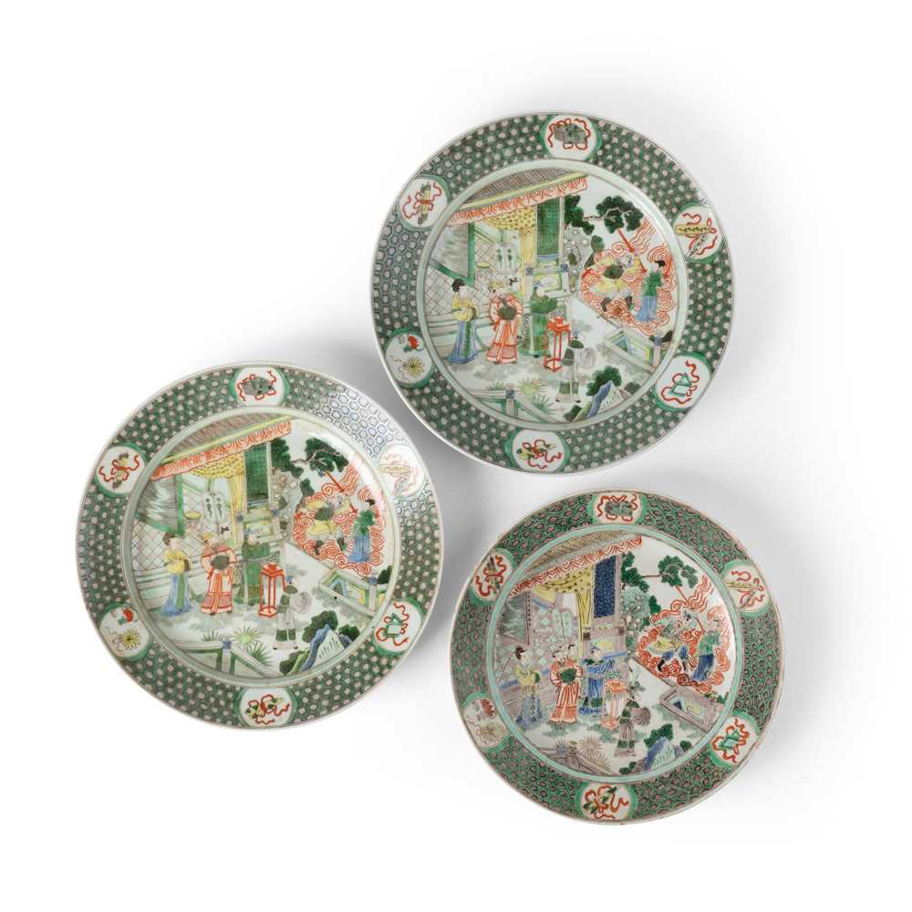 GROUP OF THREE WUCAI PLATES
QING