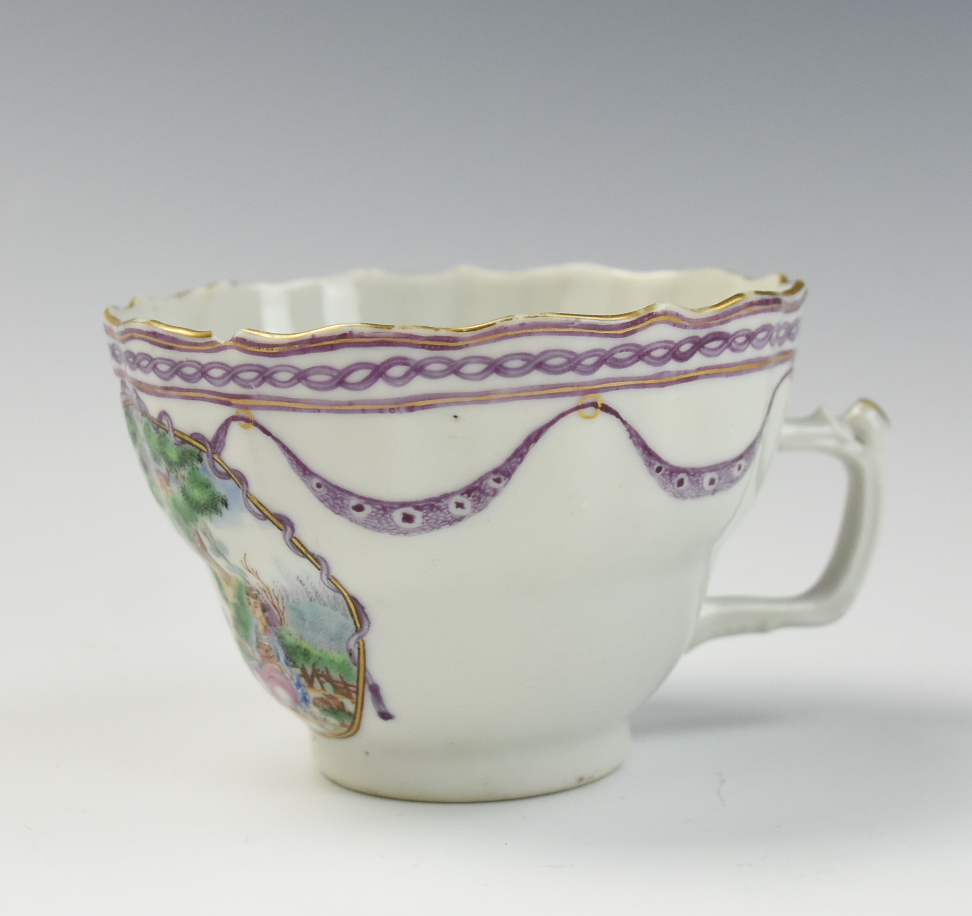 CHINESE EXPORT CUP W/ FIGURES with