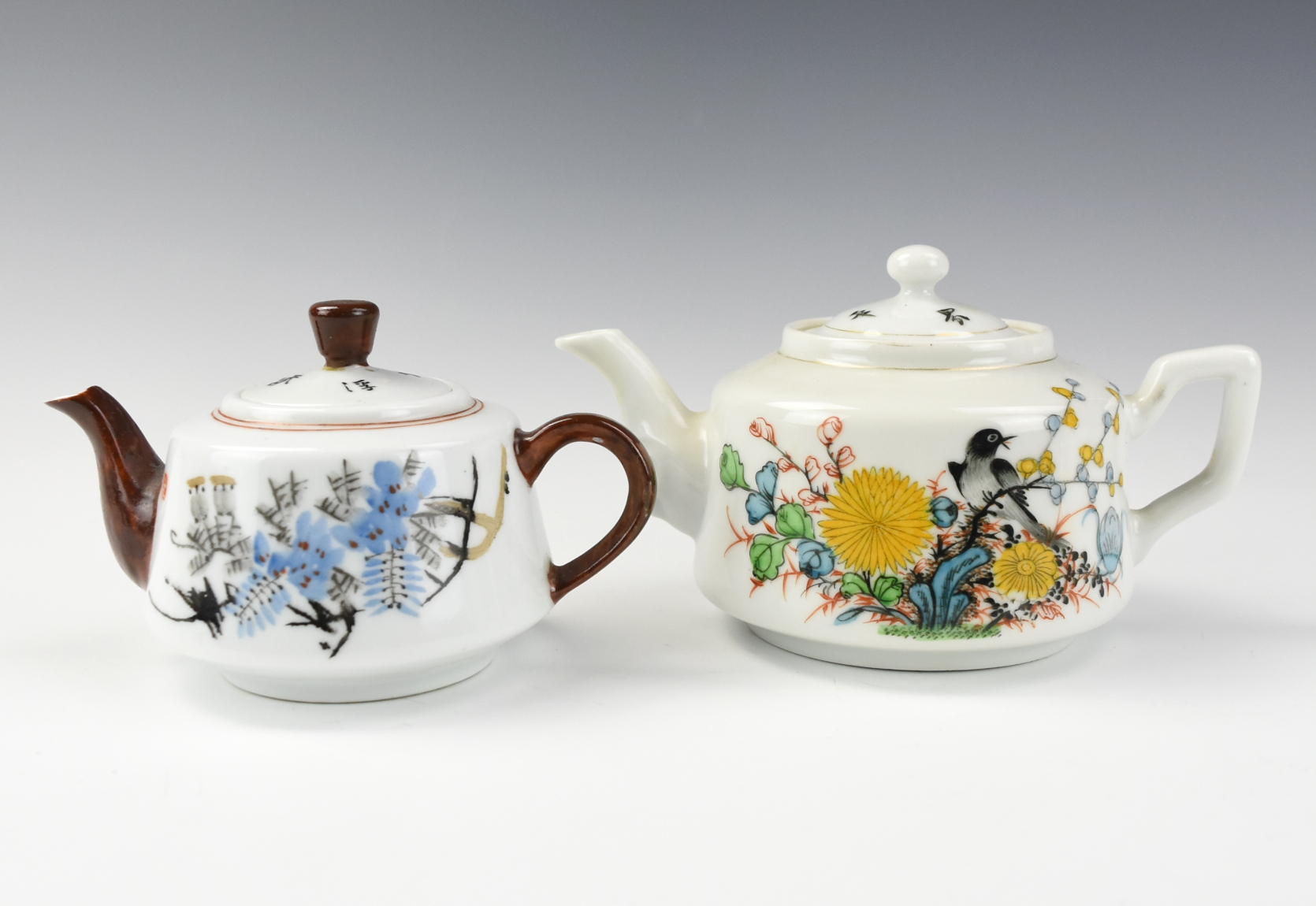 TWO CHINESE FAMILLE ROSE TEAPOTS  2cecd7