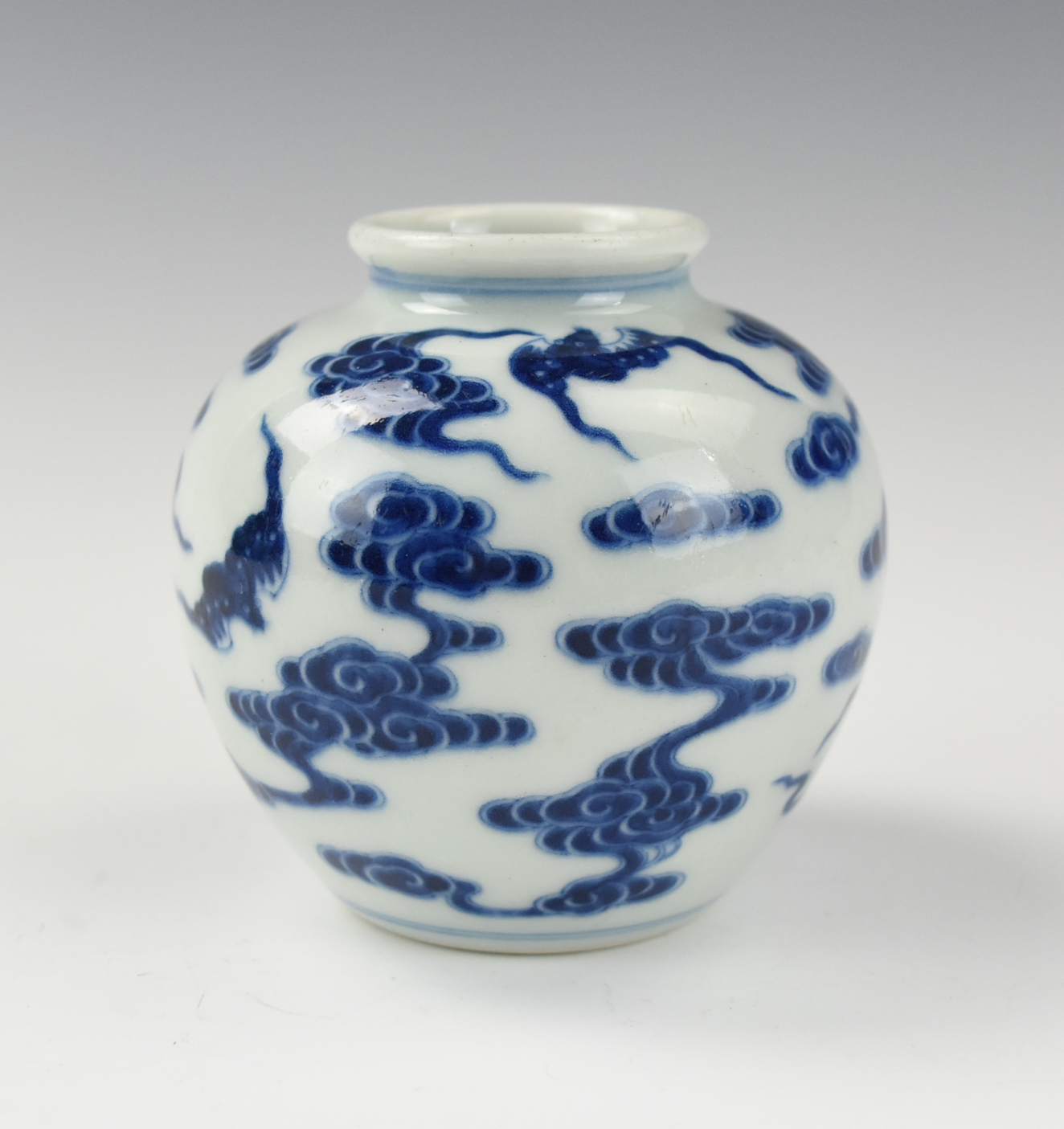 SMALL CHINESE BLUE WHITE JAR 2cecf1