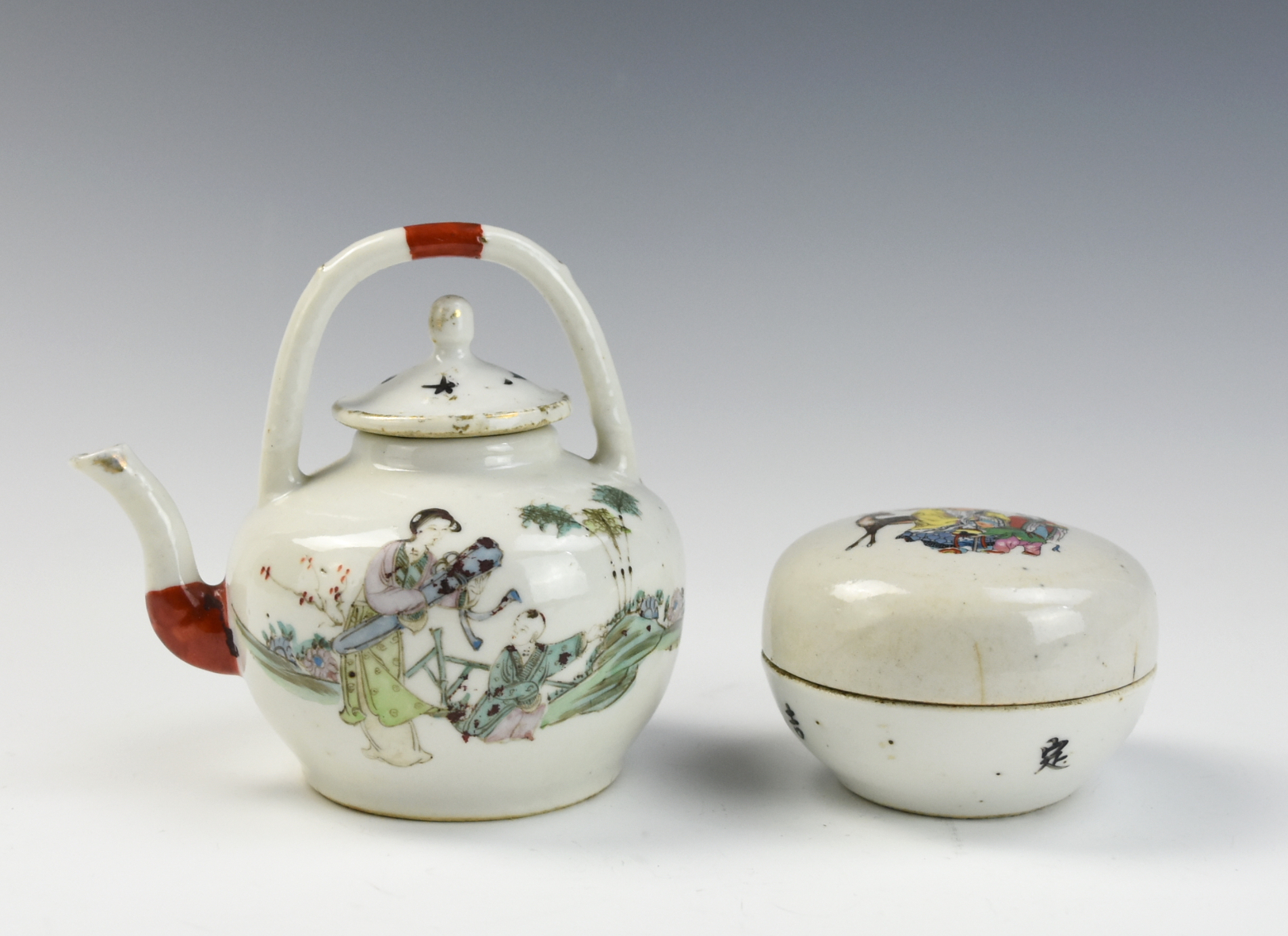 TWO CHINESE FAMILLE ROSE TEAPOT 2ced24