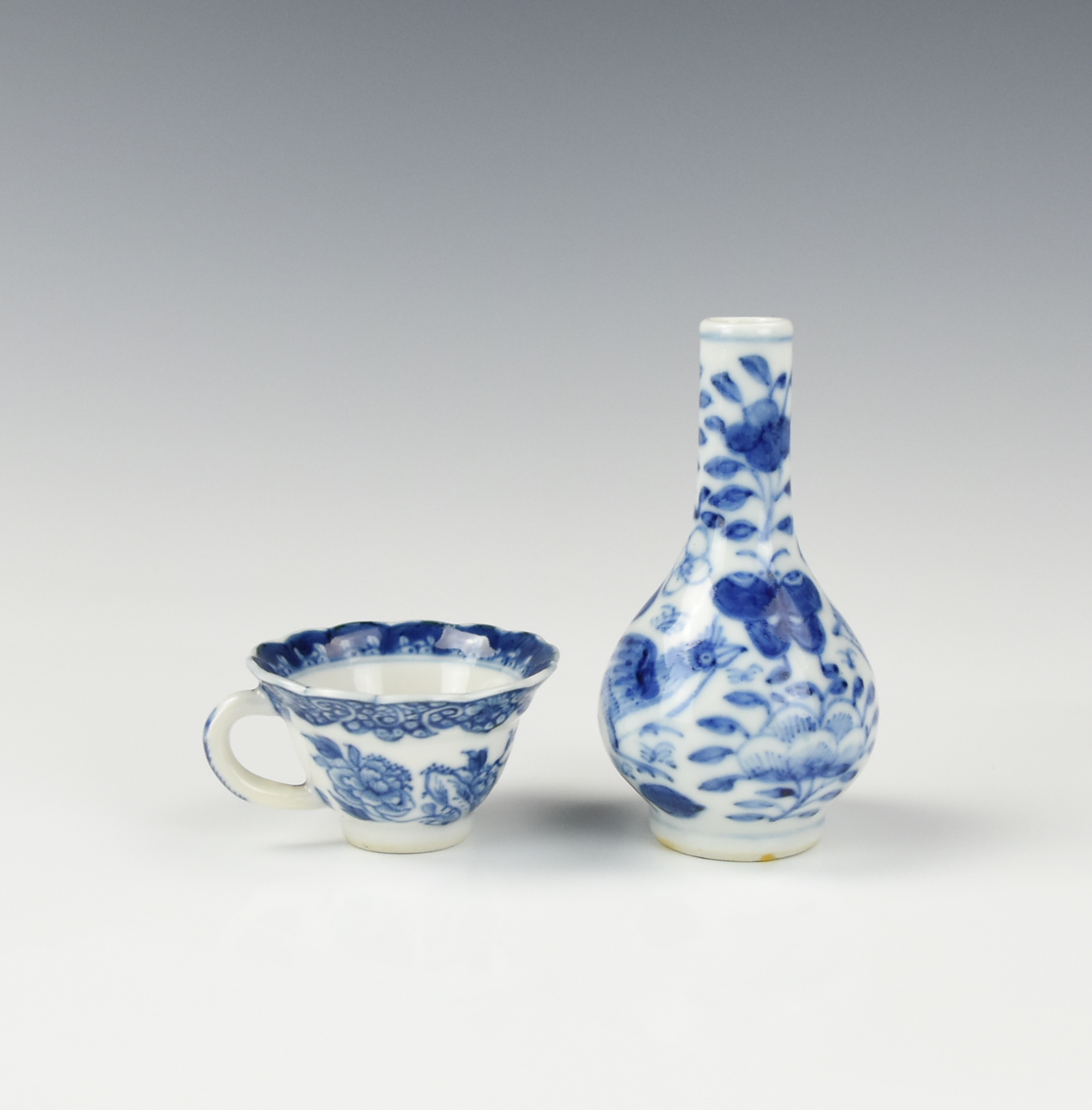 SMALL CHINESE BLUE & WHITE VASE