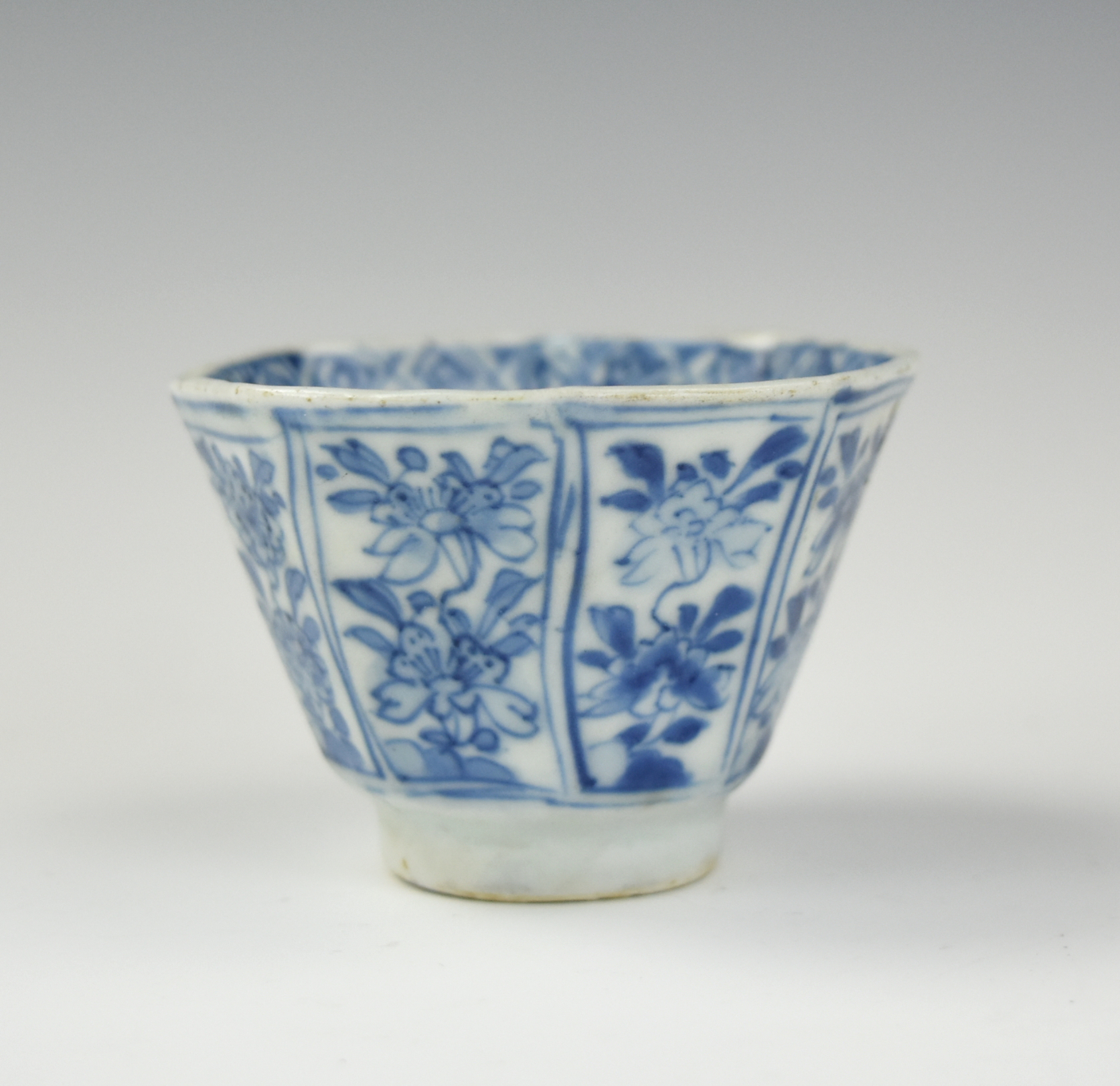 CHINESE B & W OCTAGON CUP W/ FLOWER,