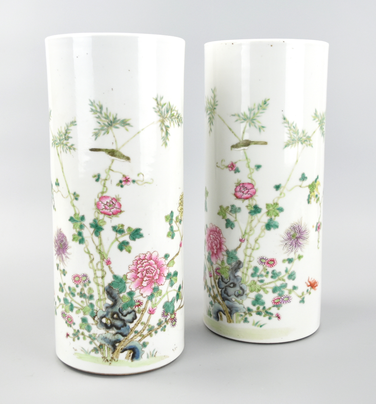 PAIR OF CHINESE FAMILLE ROSE STAND 2cf16b