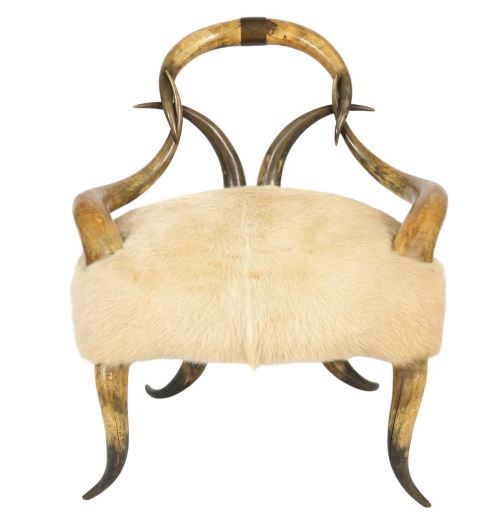 HORN CHAIR WITH CREAM COLORED FUR 2cf27c