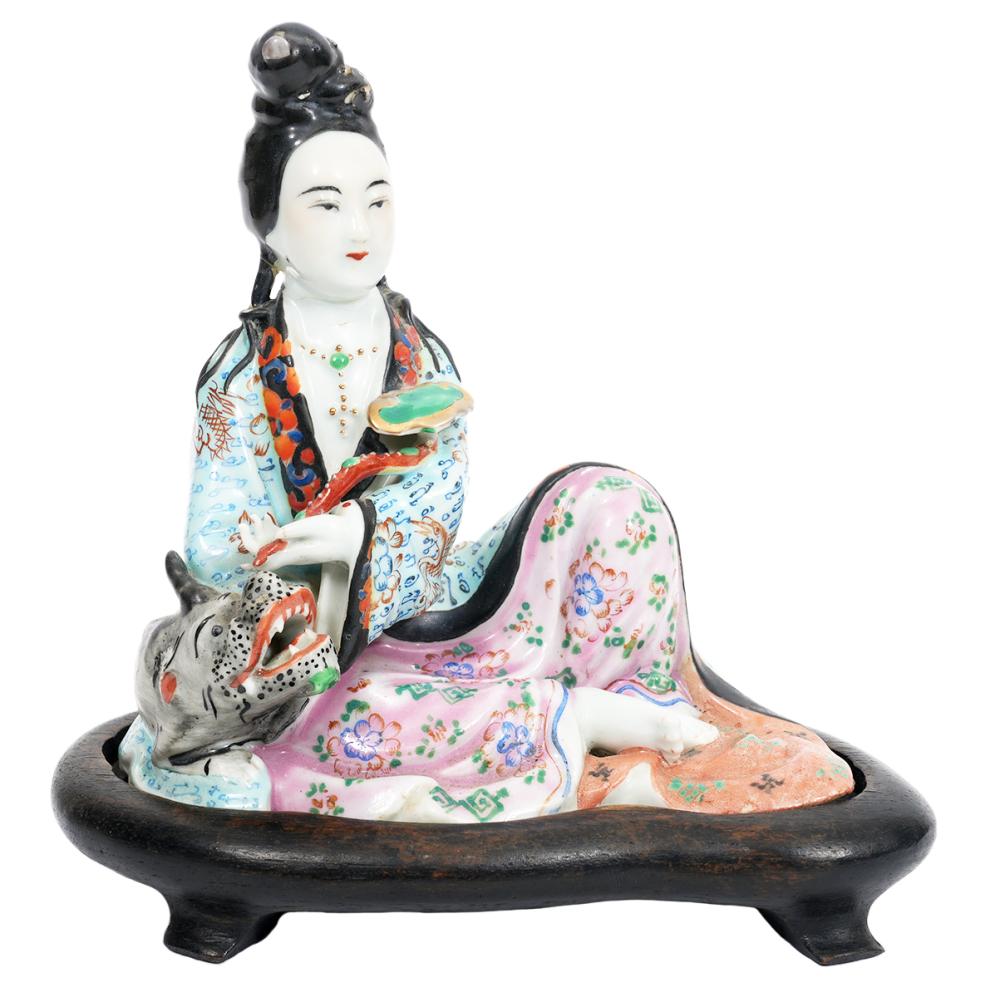 CHINESE PORCELAIN FIGURE WITH DRAGON 2cf2c6