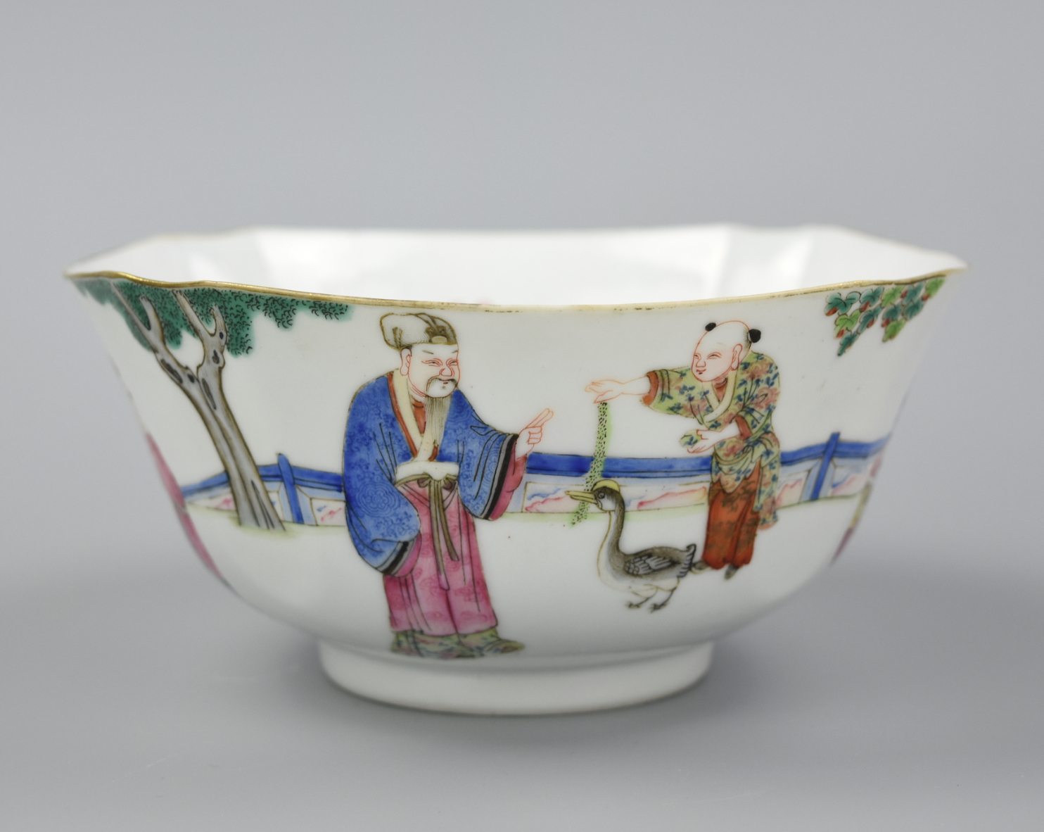 CHINESE FAMILLE ROSE BOWL OF FIGURALS 2cf432