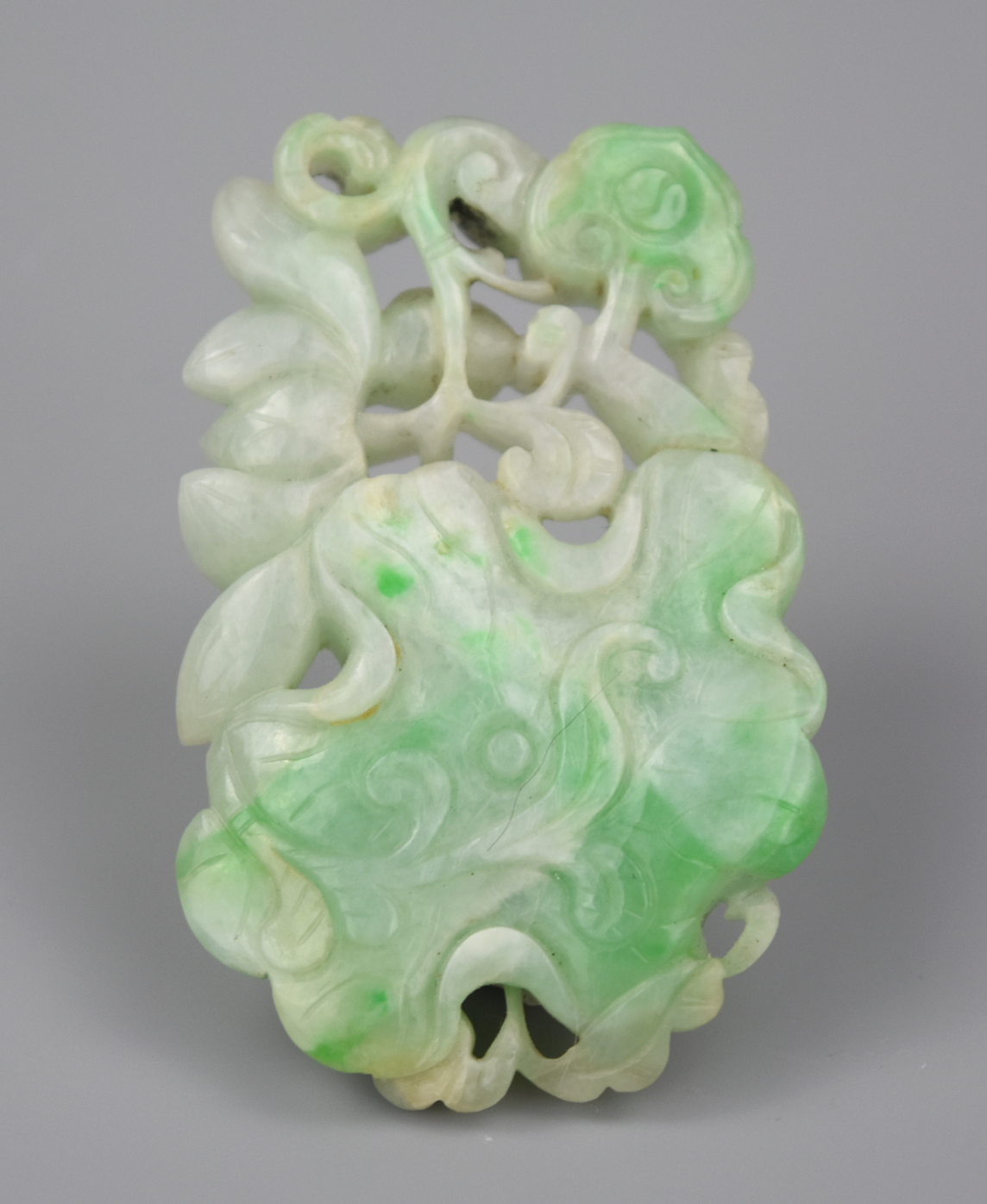 A CHINESE CARVED JADEITE PENDANT
