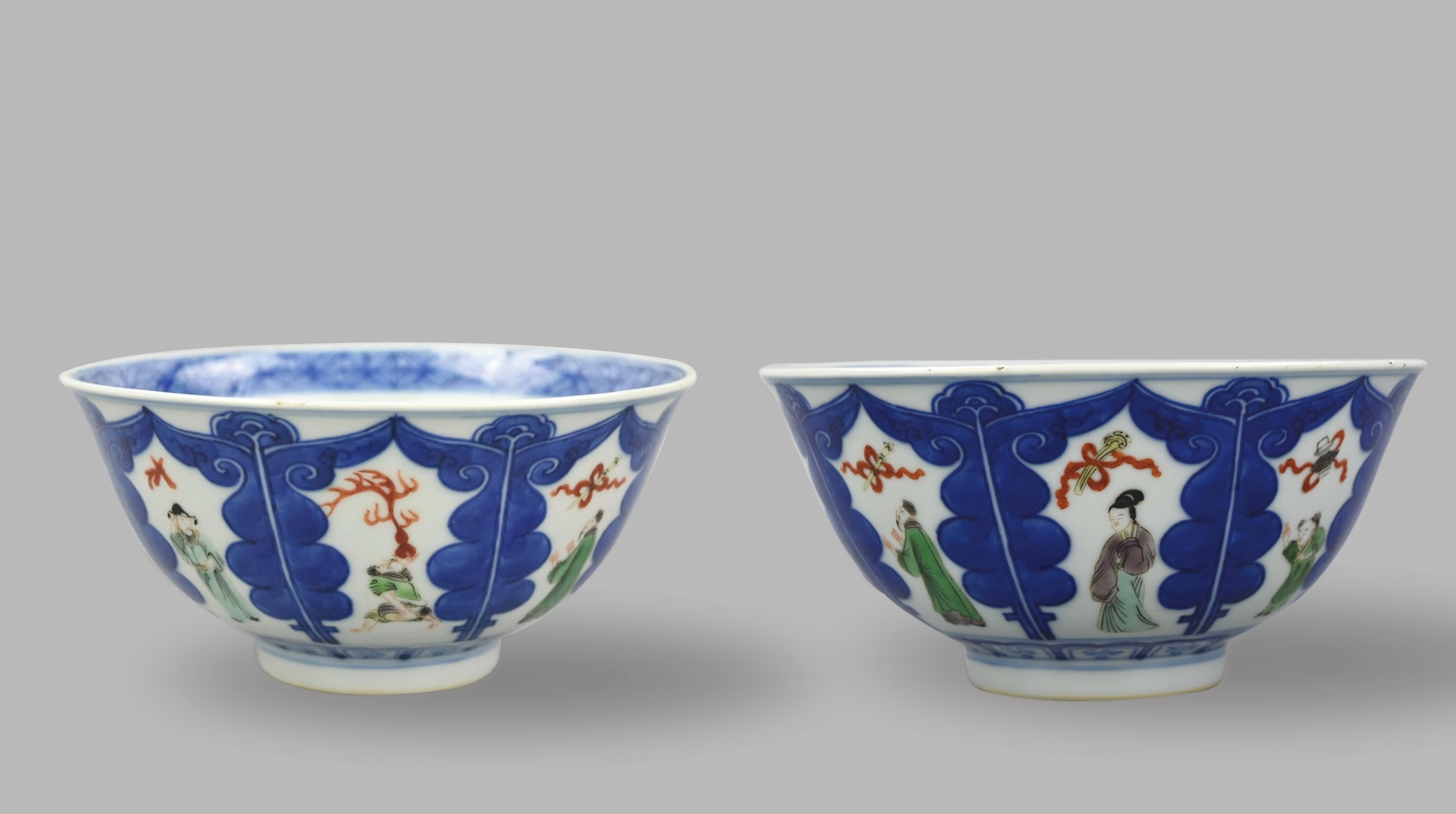 PAIR OF CHINESE FAMILLE VERTE B&W BOWLS,