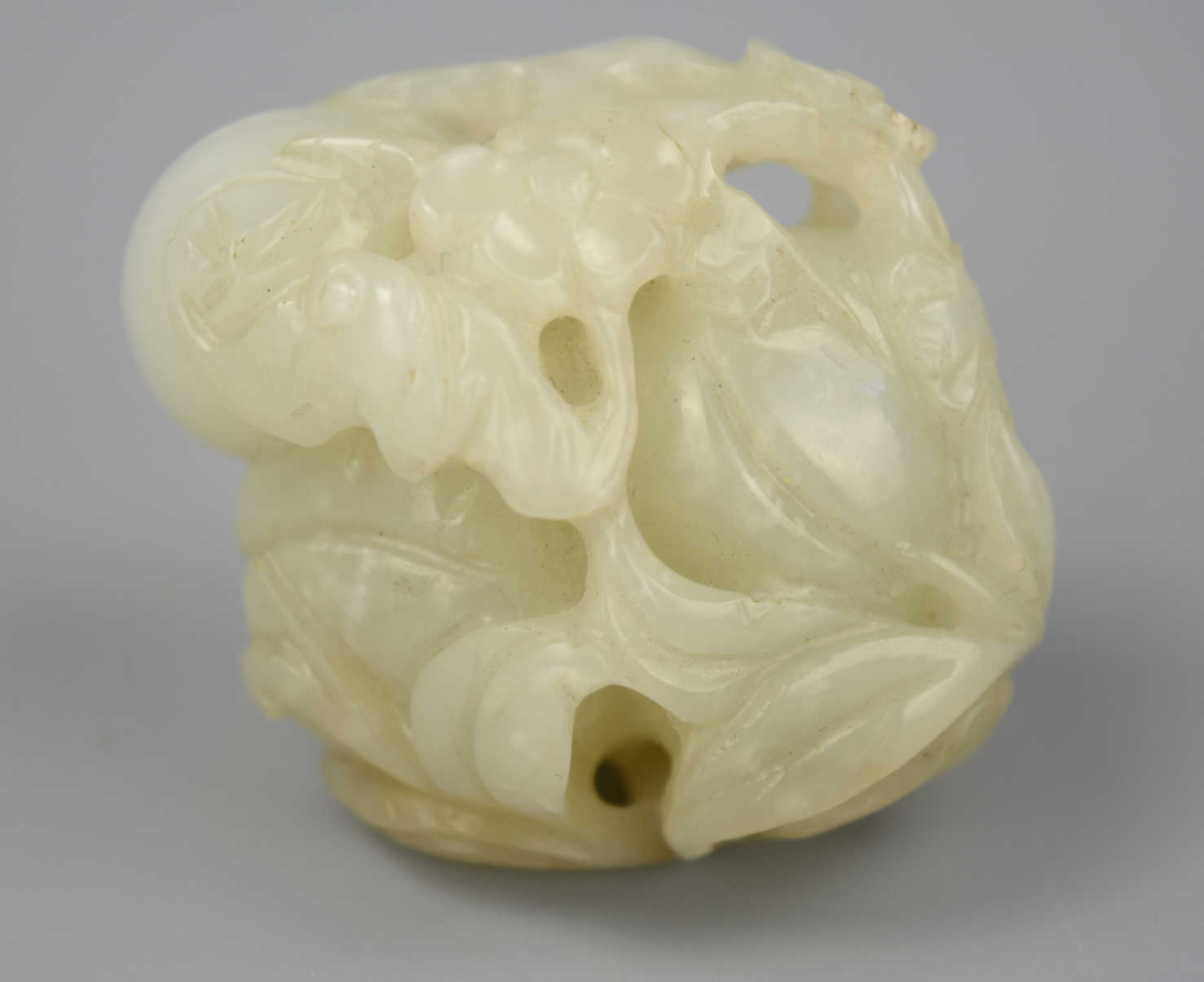 CHINESE CARVED WHITE JADE PEACH 2cf479