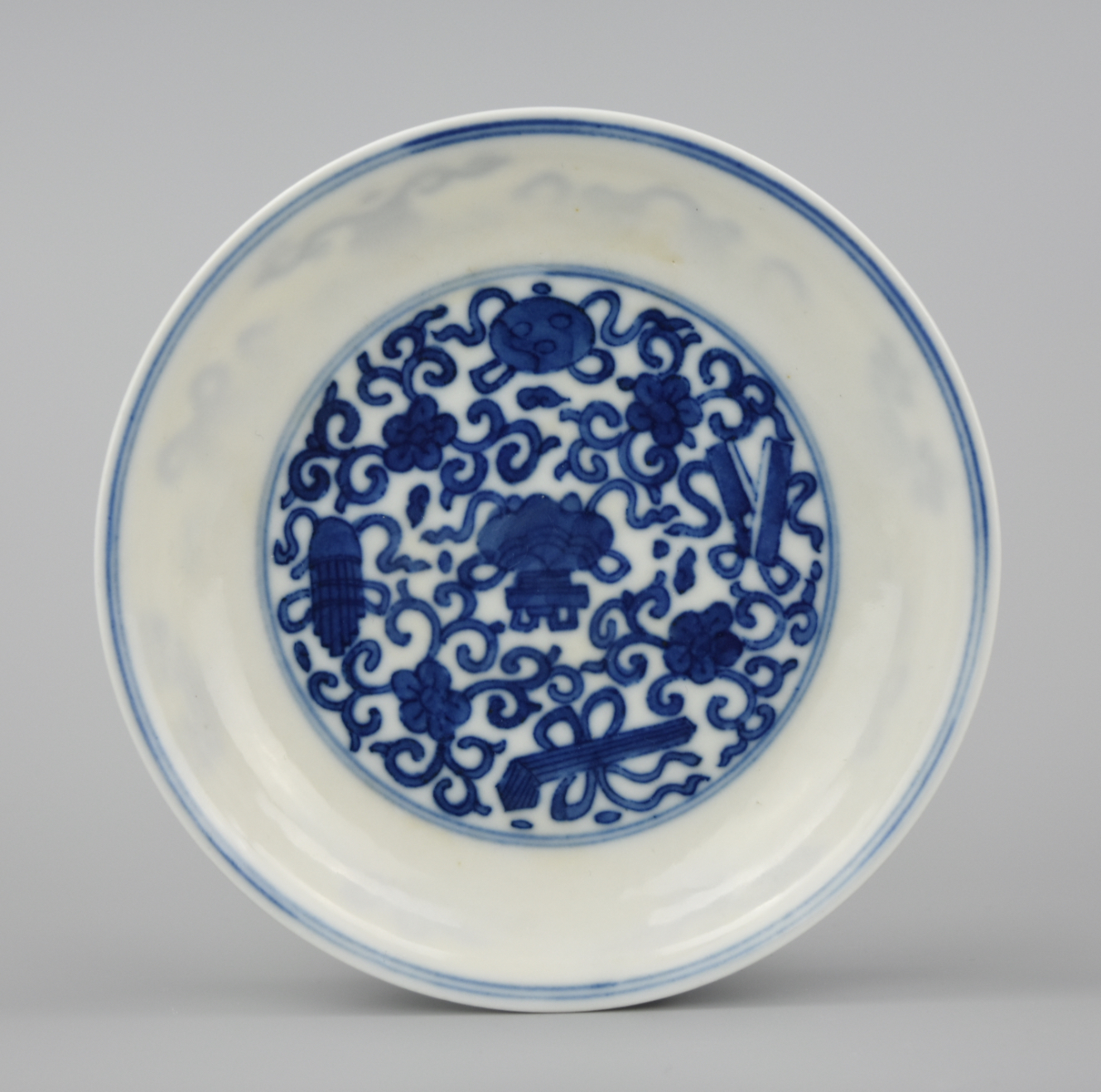 SMALL CHINESE B & W PLATE W/ ARTIFACTS,KANGXI