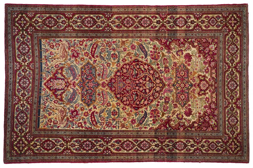 ISFAHAN PERSIAN CARPETIsfahan Persian