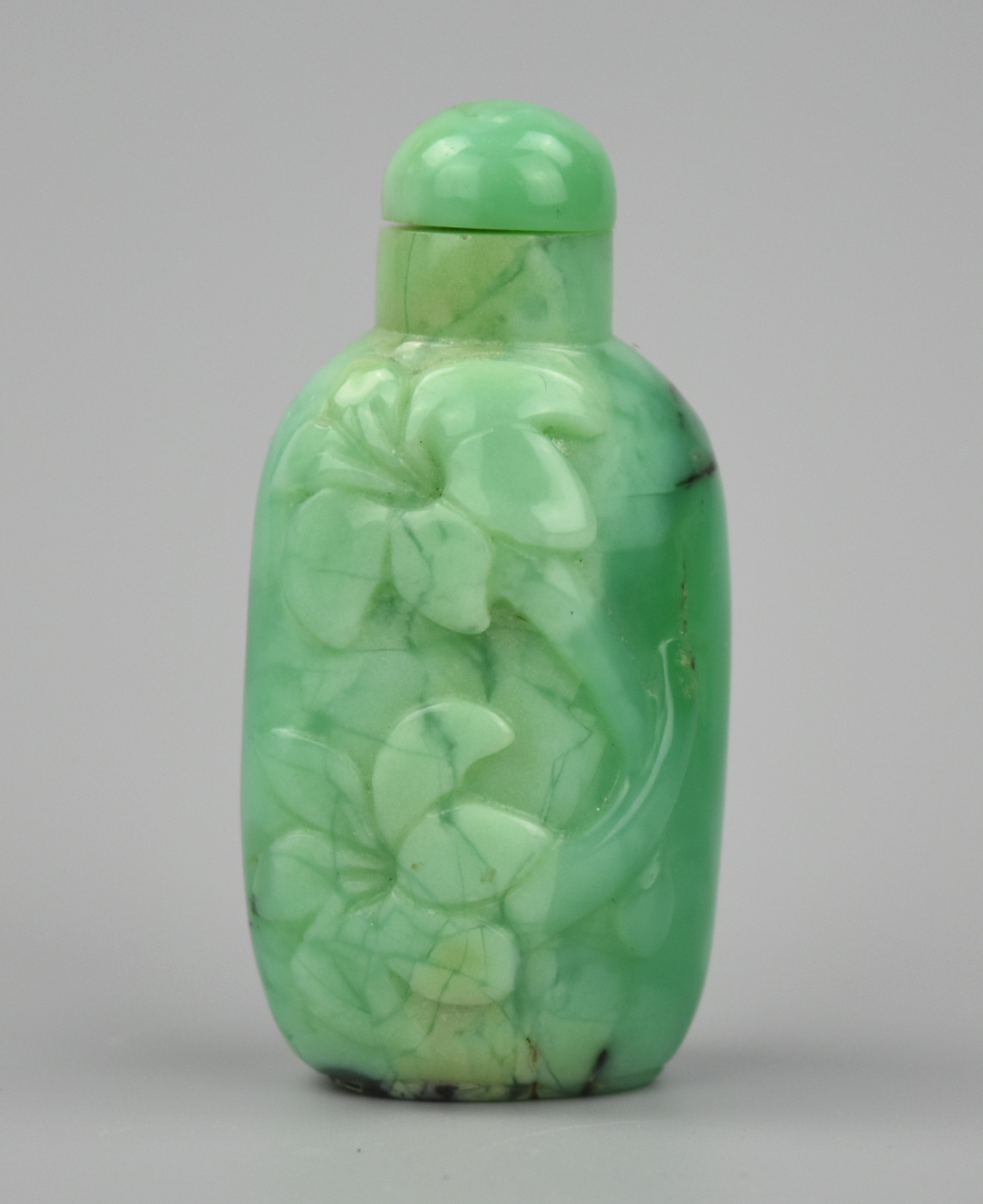 CHINESE GREEN SNUFF BOTTLE W/ LILIES,