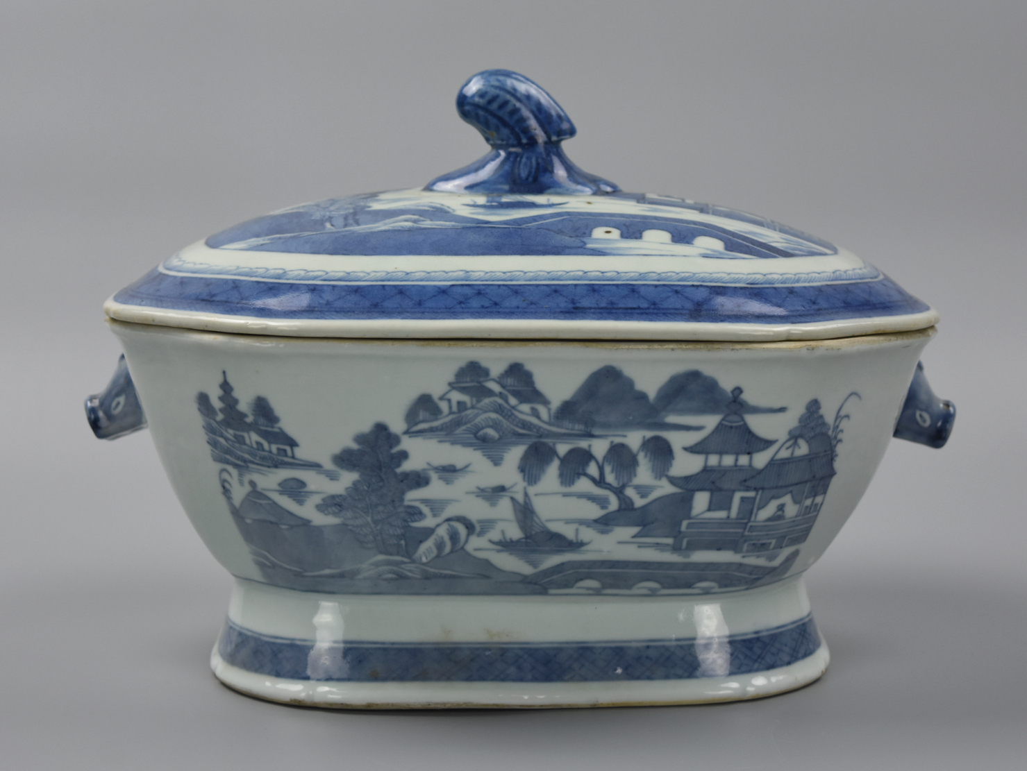 CHINESE EXPORT BLUE WHITE TUREEN 2cf57a