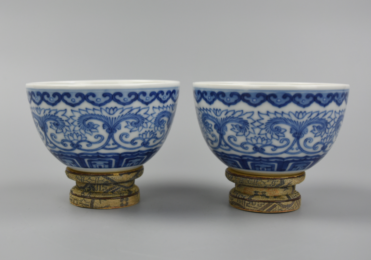 PAIR OF CHINESE BLUE WHITE CUPS QIANLONG 2cf574