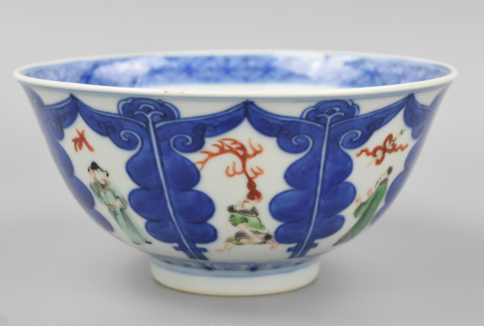 CHINESE FAMILLE VERTE B&W BOWL W/ FIGURES,