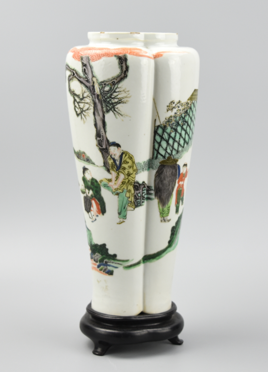 CHINESE LOBED COLUMNAR WUCAI VASE