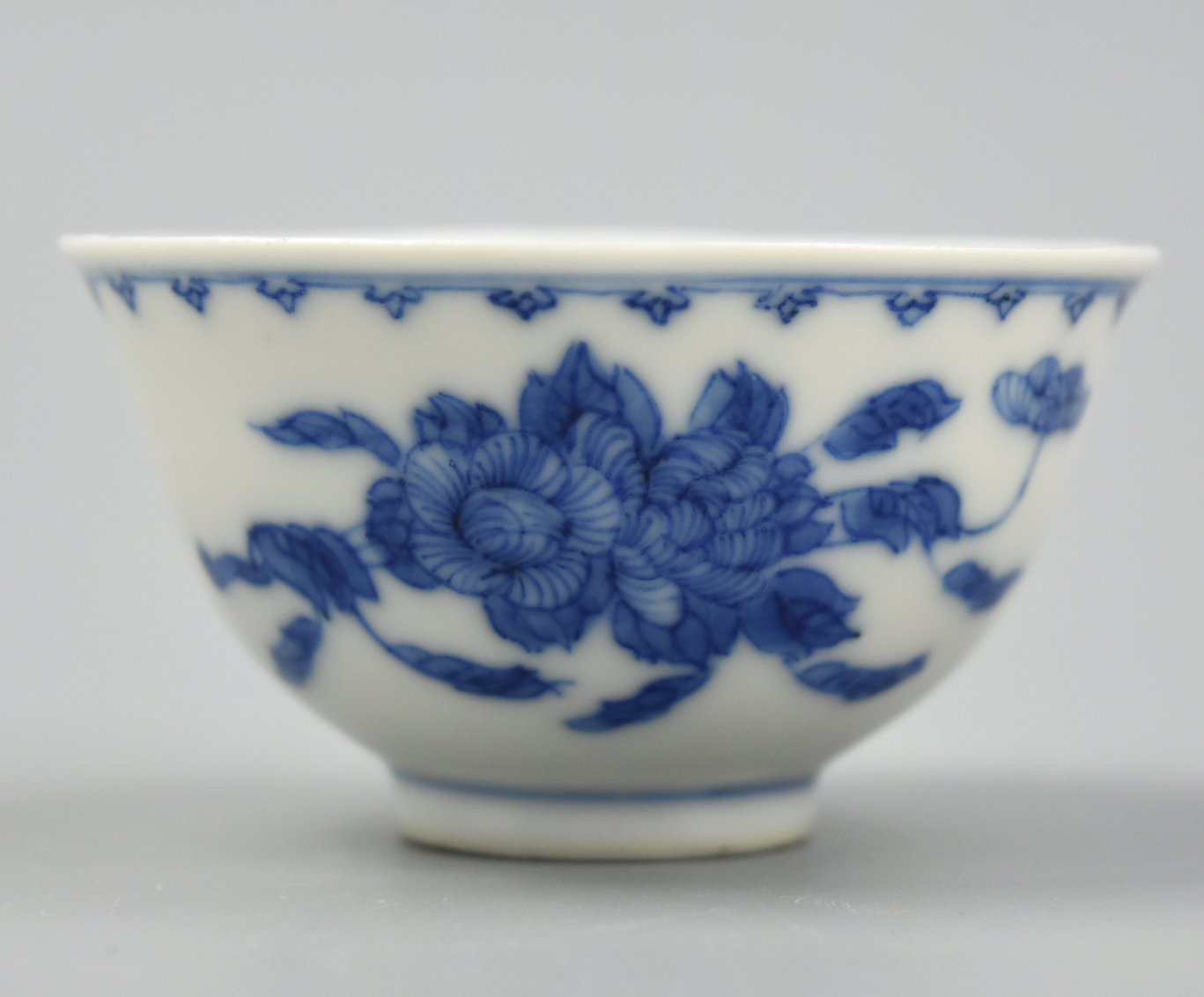 CHINESE SMALL B W PORCELAIN CUP  2cf7b8