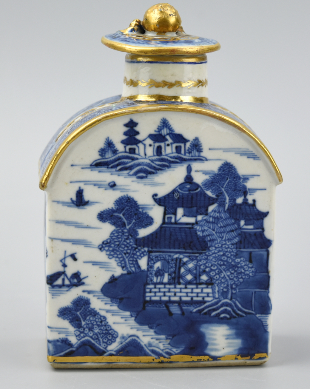 CHINESE GILT BLUE WHITE TEA CADDY  2cf7ec