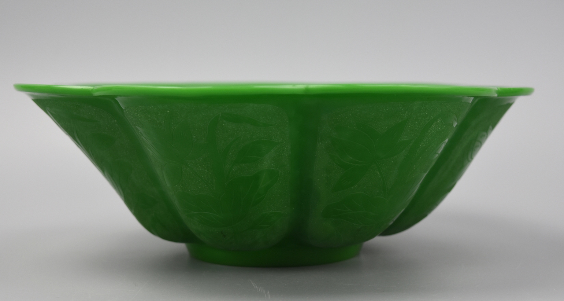 CHINESE LOBED GREEN GLASS BOWL 2cf833