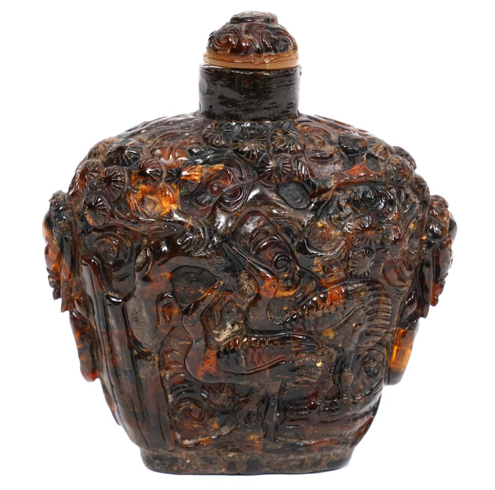 CHINESE AMBER SNUFF BOTTLE CARVED