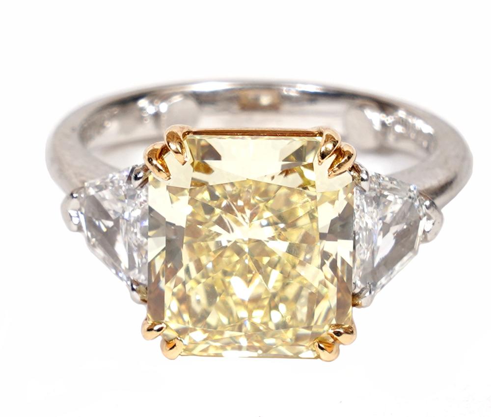 YELLOW BRILLIANT DIAMOND RING 2d0107