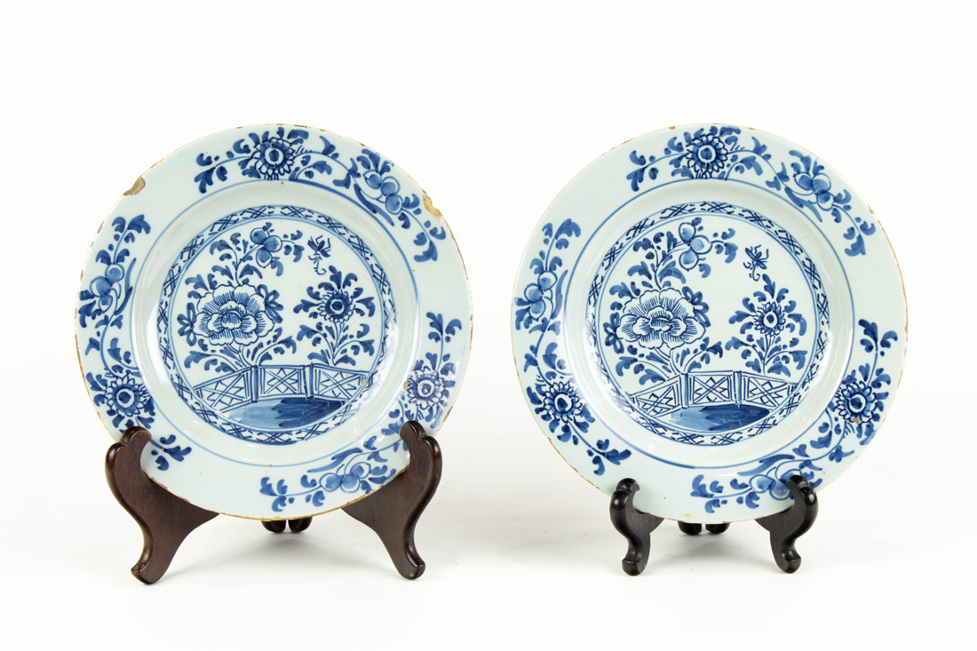 PAIR OF DELFT BLUE AND WHITE PLATES 2cdc84