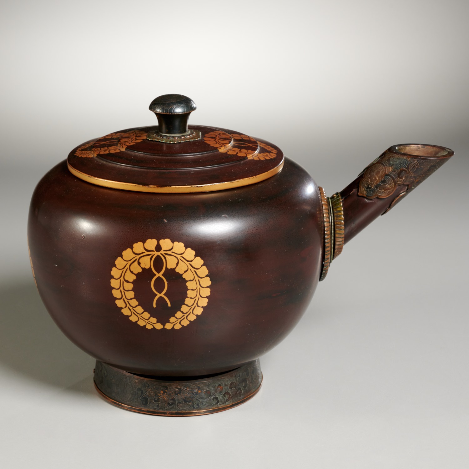 JAPANESE LACQUERED TEAPOT WITH ROYAL