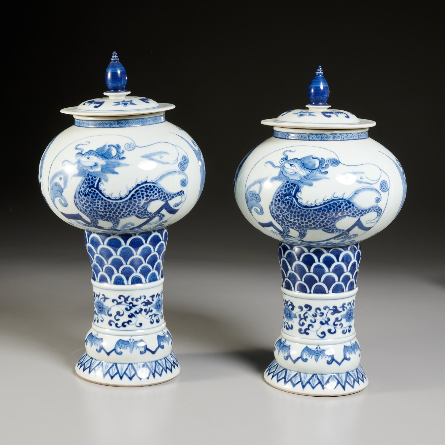 PAIR CHINESE BLUE AND WHITE JARS 2cdefe