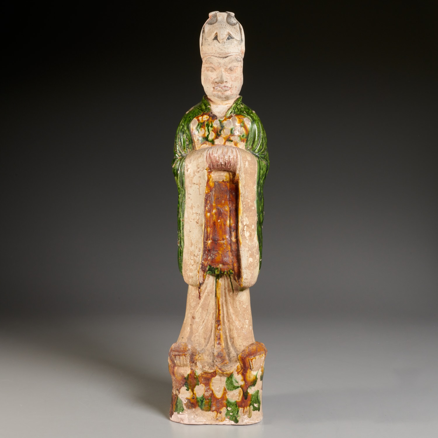 CHINESE POTTERY FIGURE OF A STANDING