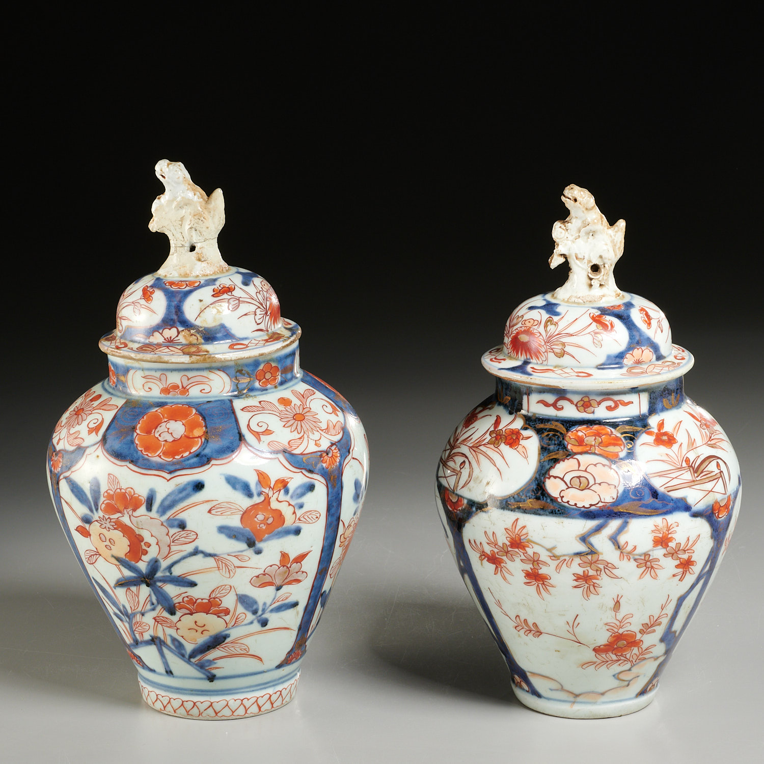 ANTIQUE PAIR JAPANESE LIDDED IMARI 2ce3a3