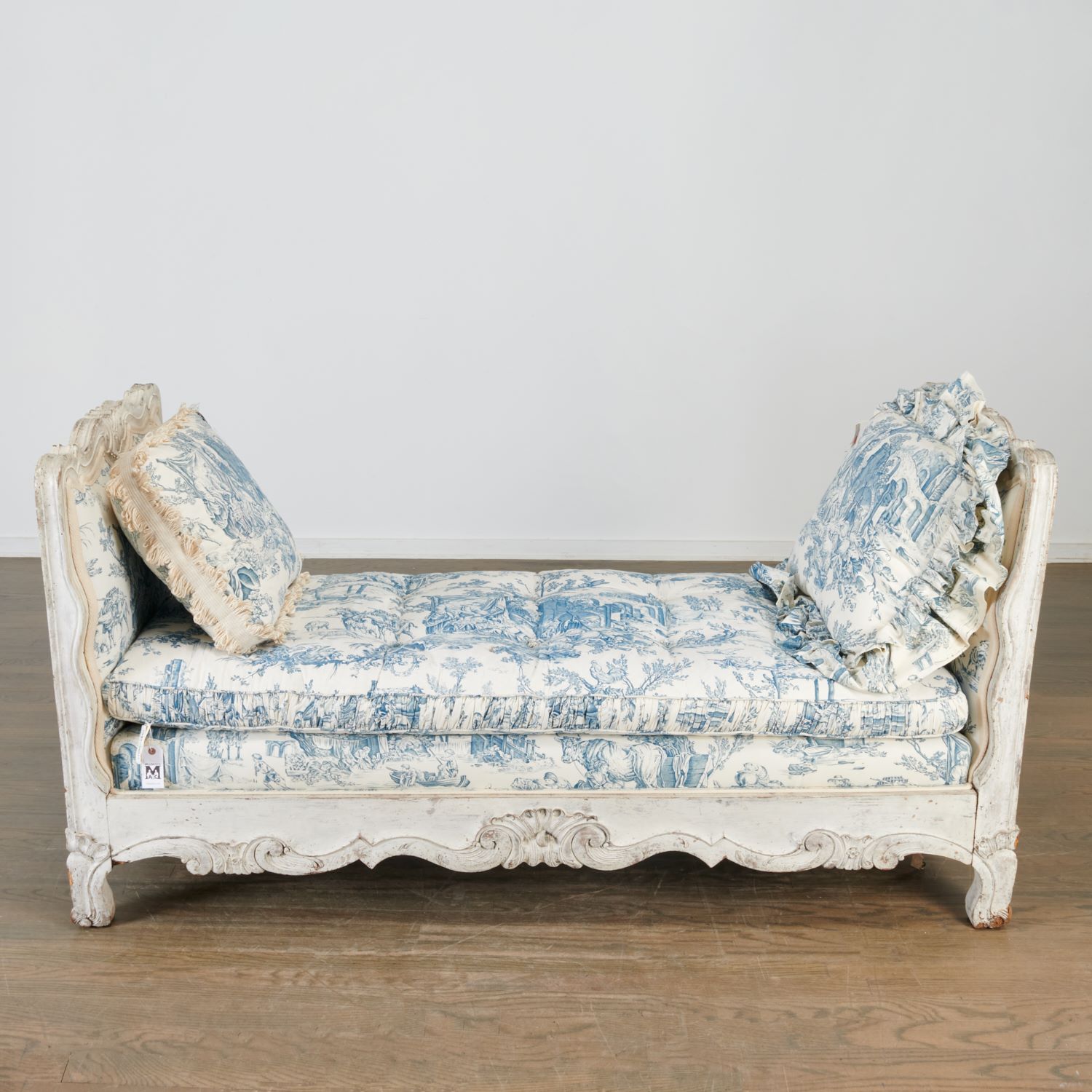 LOUIS XV PAINTED DAYBED SOURCED 2ce3ab