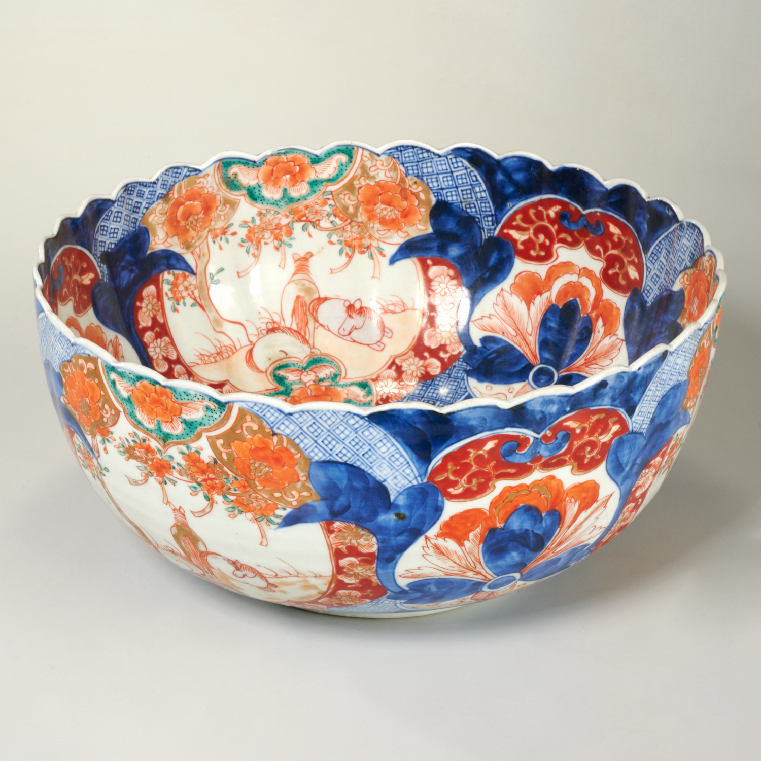 OLD JAPANESE IMARI CENTER BOWL