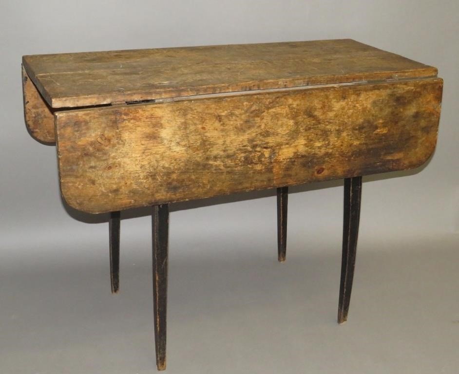 PEMBROKE TABLEca. 1800; in softwood