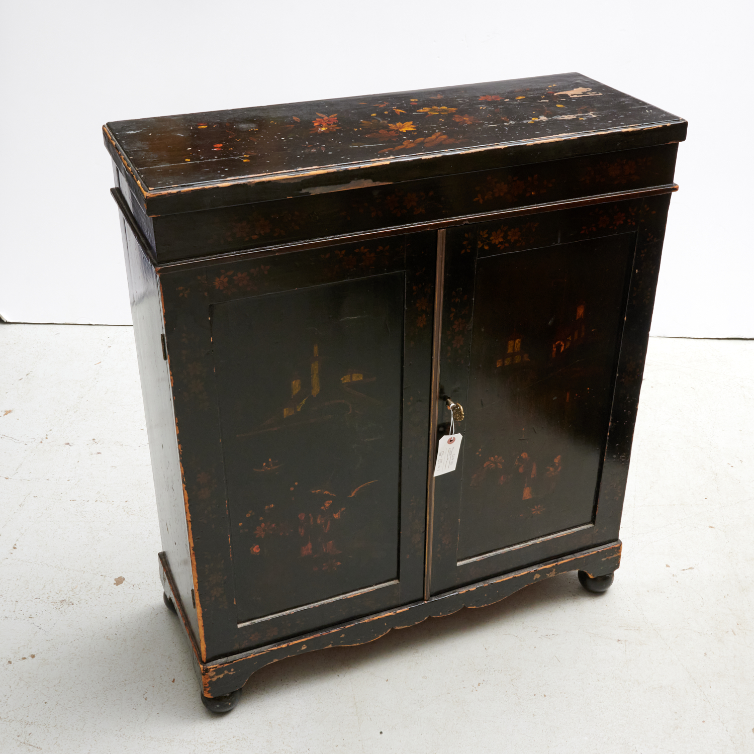 VINTAGE CHINOISERIE LACQUERED CABINET 2ce4d7