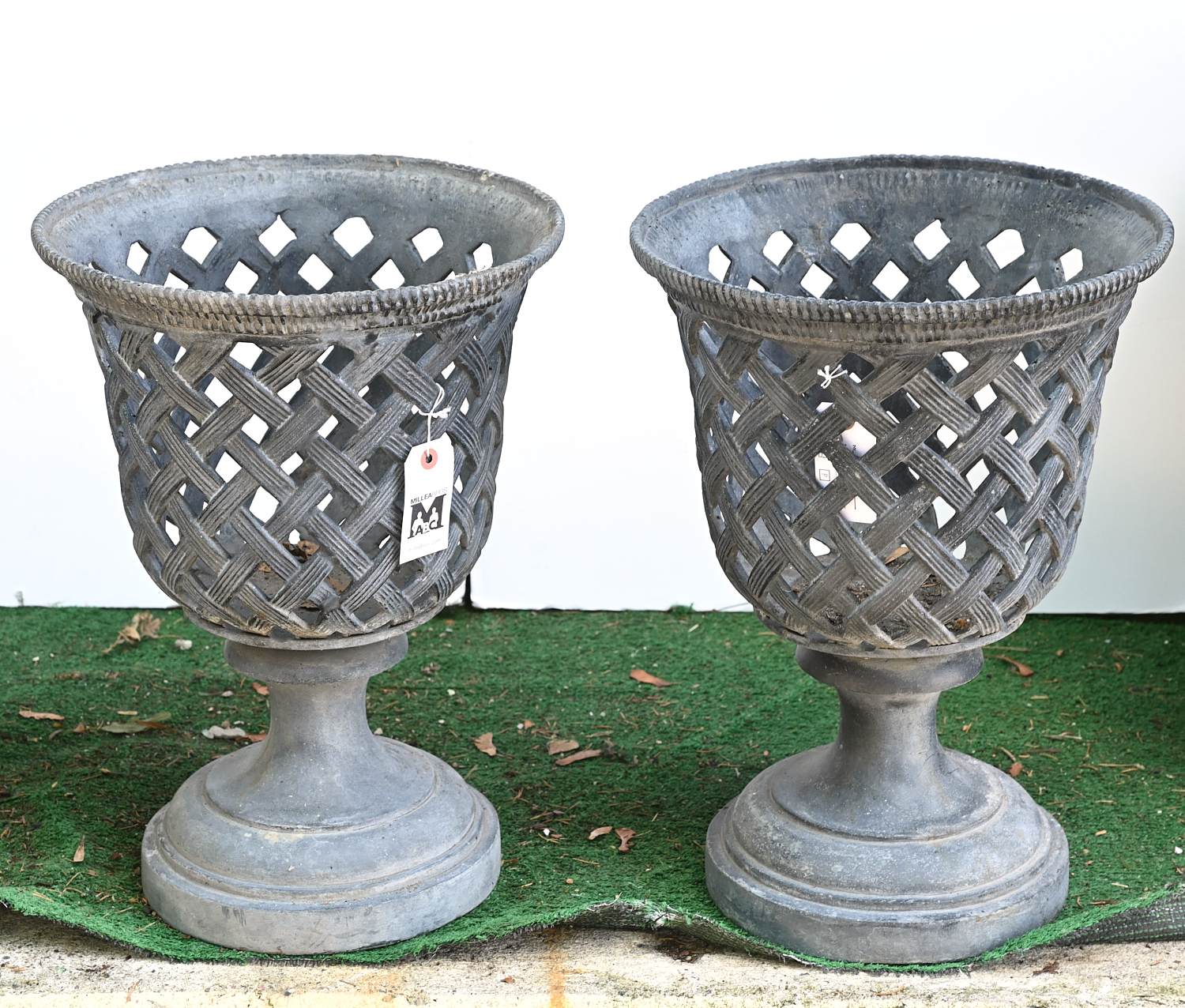  2 REGENCY STYLE LEAD GARDEN URNS 2ce5d6