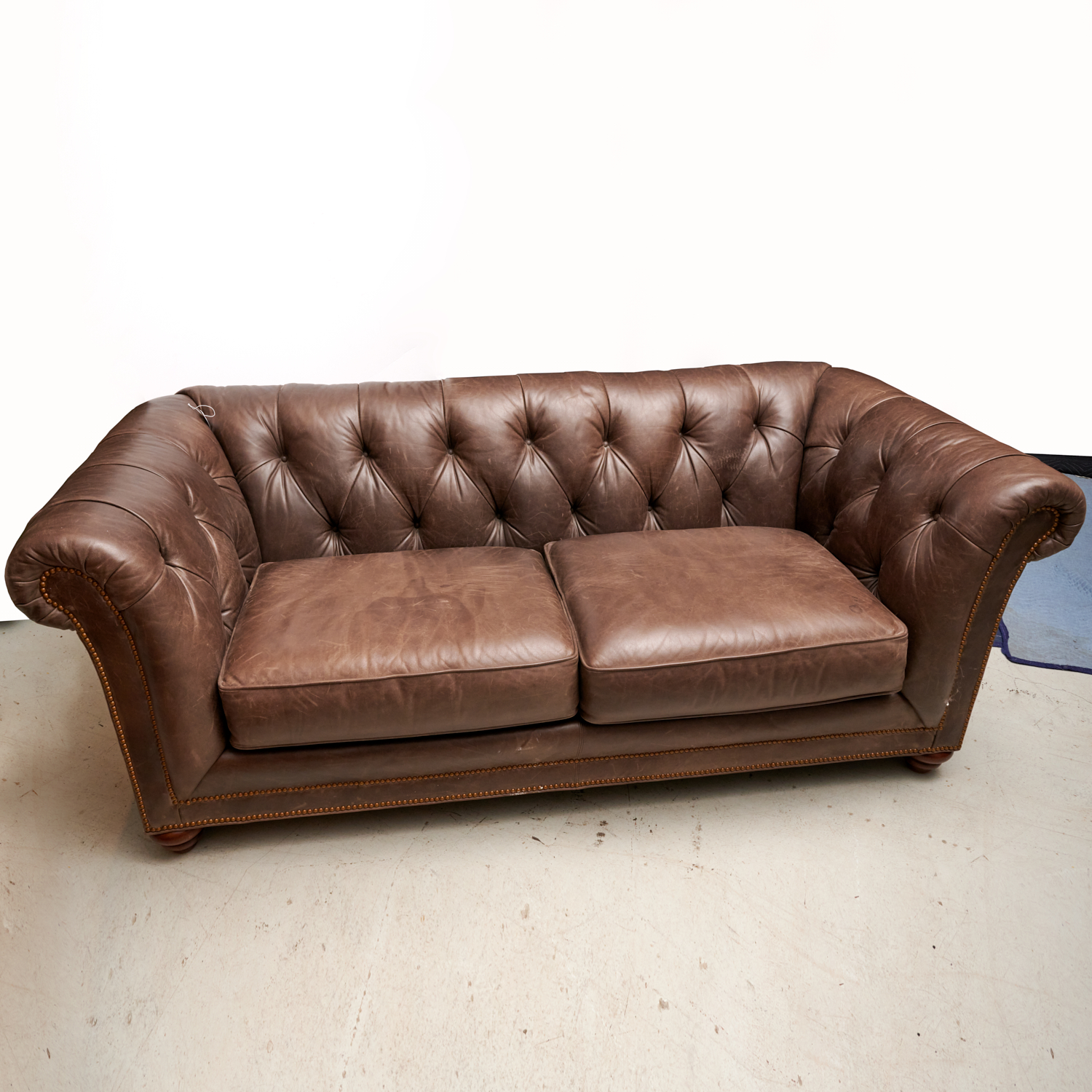 CHESTERFIELD STYLE LEATHER SOFA 2ce661