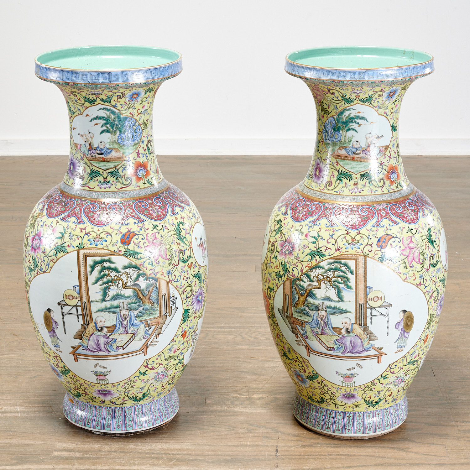 PAIR CHINESE FAMILLE JAUNE PORCELAIN 2ce78e